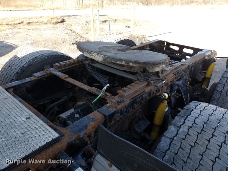 image for item GJ9192 2010 Freightliner Cascadia semi truck