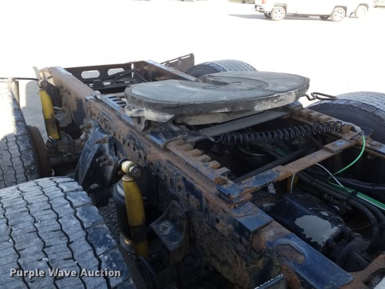 image for item GJ9192 2010 Freightliner Cascadia semi truck