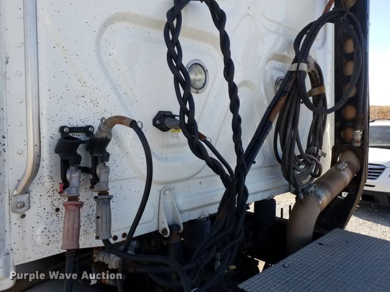 image for item GJ9192 2010 Freightliner Cascadia semi truck