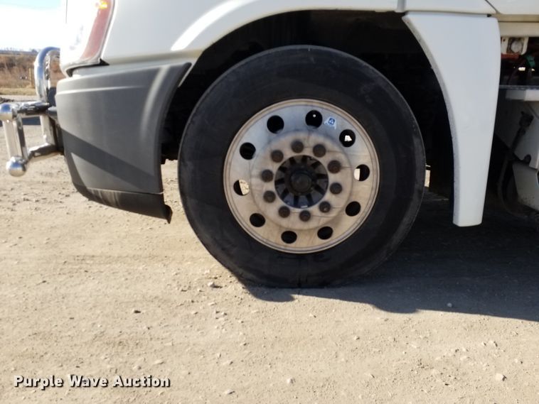 image for item GJ9192 2010 Freightliner Cascadia semi truck