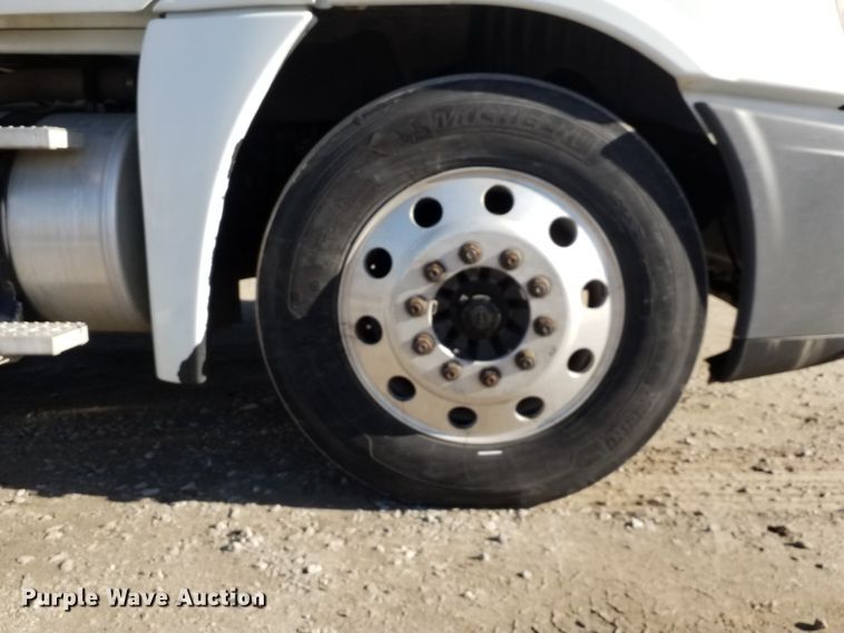 image for item GJ9192 2010 Freightliner Cascadia semi truck