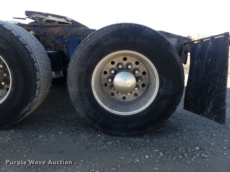 image for item GJ9192 2010 Freightliner Cascadia semi truck