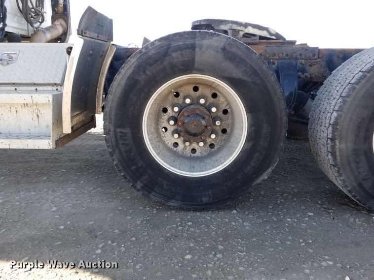 image for item GJ9192 2010 Freightliner Cascadia semi truck