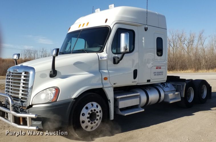 image for item GJ9193 2010 Freightliner Cascadia semi truck