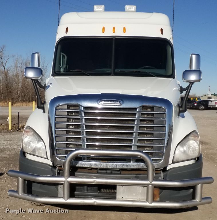 image for item GJ9193 2010 Freightliner Cascadia semi truck