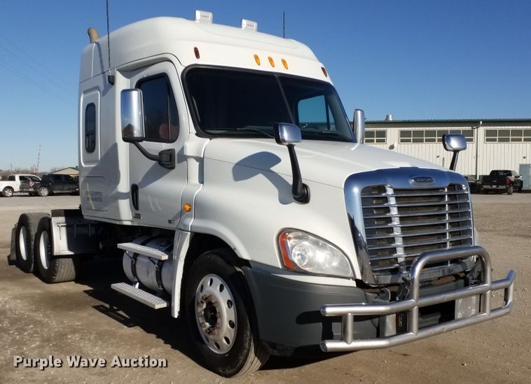 image for item GJ9193 2010 Freightliner Cascadia semi truck