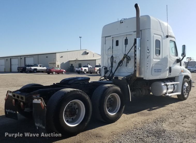 image for item GJ9193 2010 Freightliner Cascadia semi truck