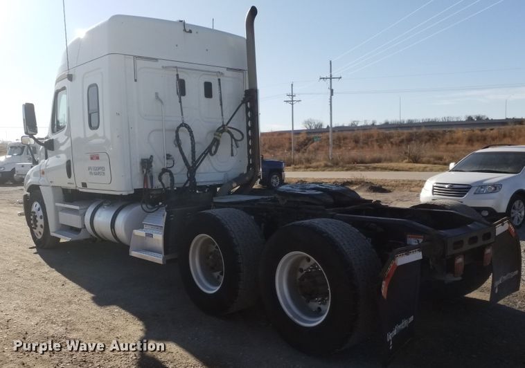 image for item GJ9193 2010 Freightliner Cascadia semi truck