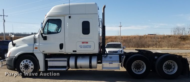 image for item GJ9193 2010 Freightliner Cascadia semi truck