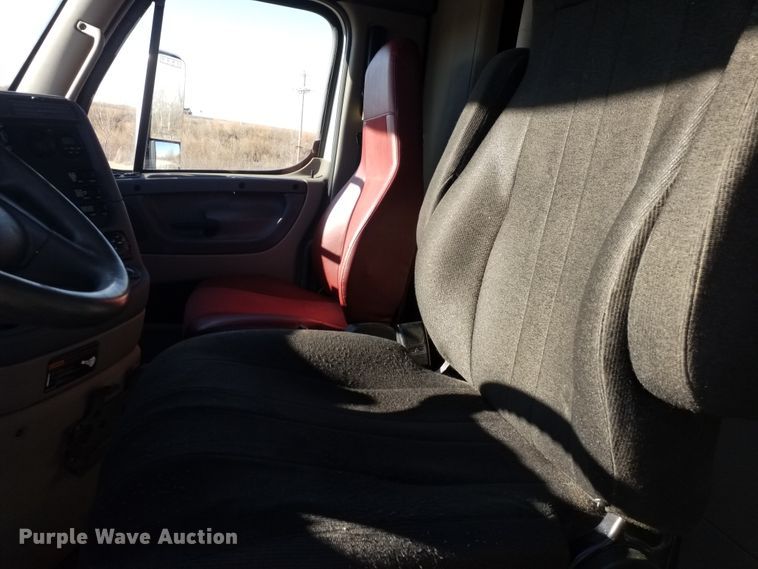 image for item GJ9193 2010 Freightliner Cascadia semi truck