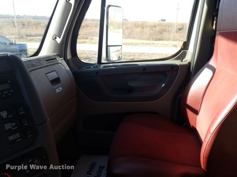 image for item GJ9193 2010 Freightliner Cascadia semi truck