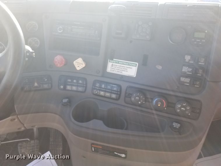 image for item GJ9193 2010 Freightliner Cascadia semi truck