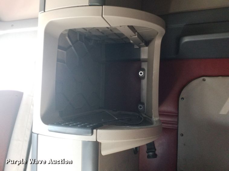 image for item GJ9193 2010 Freightliner Cascadia semi truck