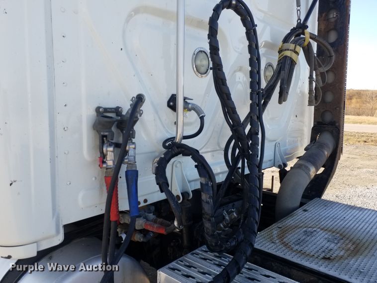 image for item GJ9193 2010 Freightliner Cascadia semi truck