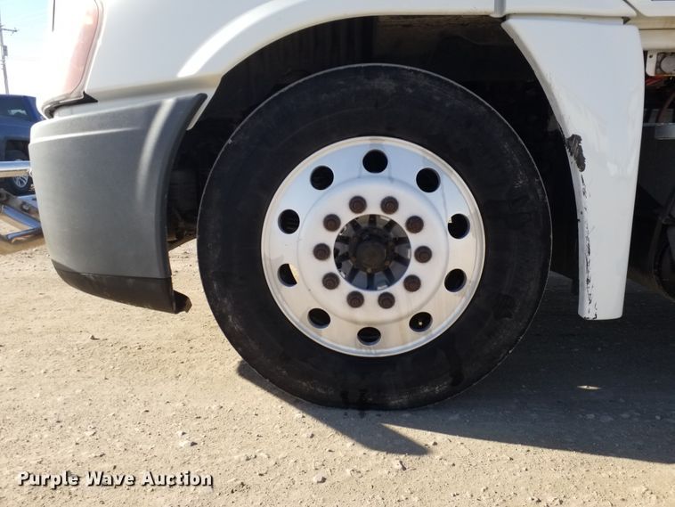 image for item GJ9193 2010 Freightliner Cascadia semi truck