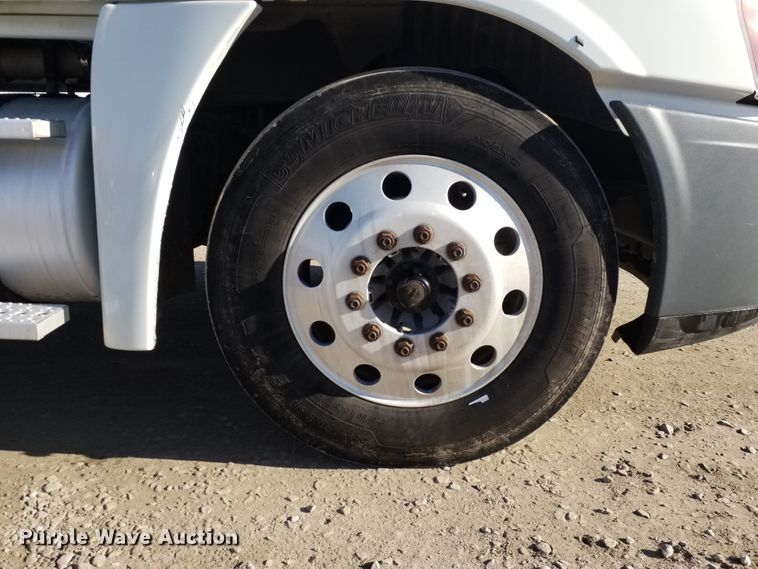 image for item GJ9193 2010 Freightliner Cascadia semi truck