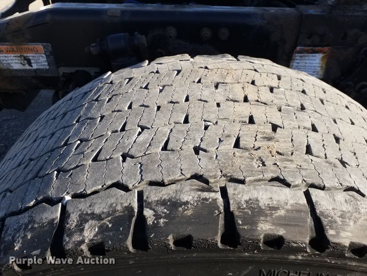 image for item GJ9193 2010 Freightliner Cascadia semi truck