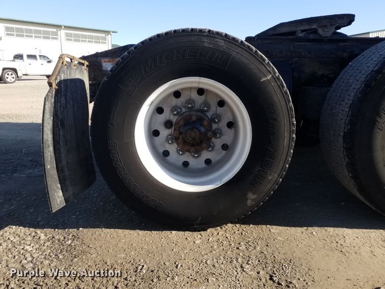 image for item GJ9193 2010 Freightliner Cascadia semi truck