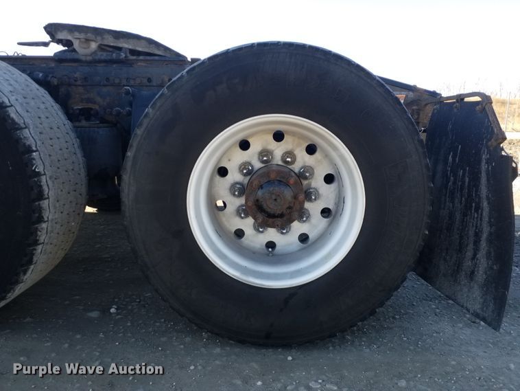 image for item GJ9193 2010 Freightliner Cascadia semi truck