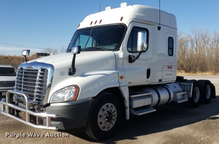 image for item GJ9194 2010 Freightliner Cascadia semi truck