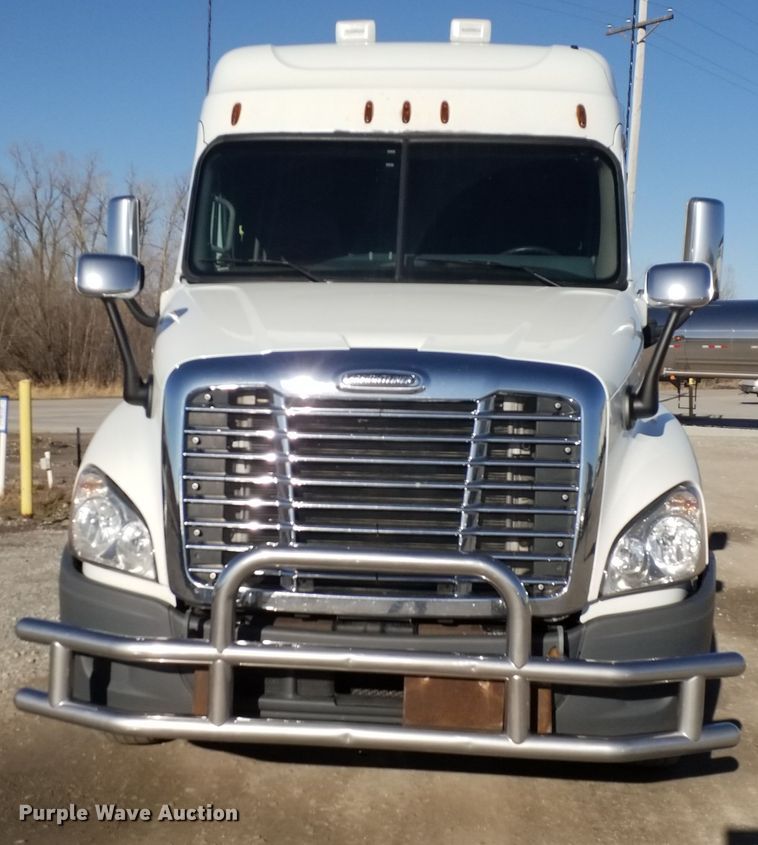 image for item GJ9194 2010 Freightliner Cascadia semi truck