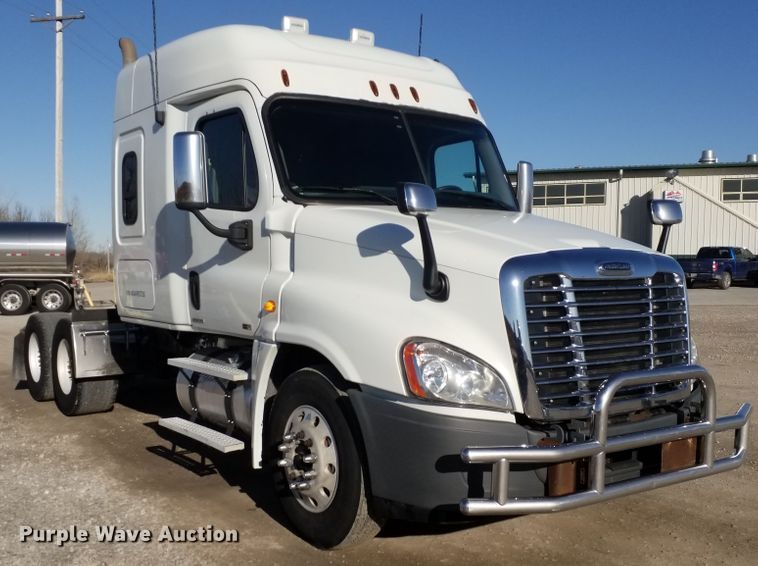 image for item GJ9194 2010 Freightliner Cascadia semi truck