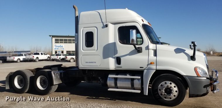 image for item GJ9194 2010 Freightliner Cascadia semi truck