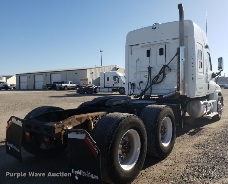 image for item GJ9194 2010 Freightliner Cascadia semi truck