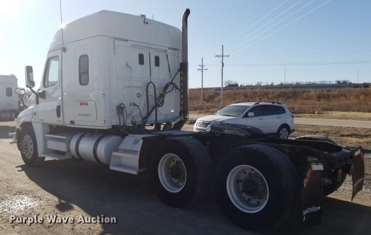 image for item GJ9194 2010 Freightliner Cascadia semi truck