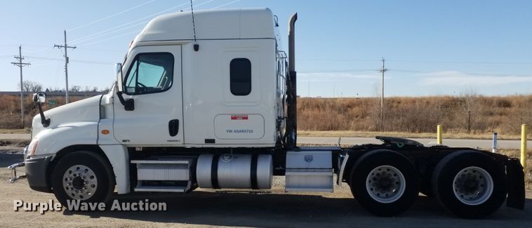 image for item GJ9194 2010 Freightliner Cascadia semi truck