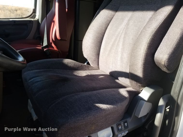 image for item GJ9194 2010 Freightliner Cascadia semi truck