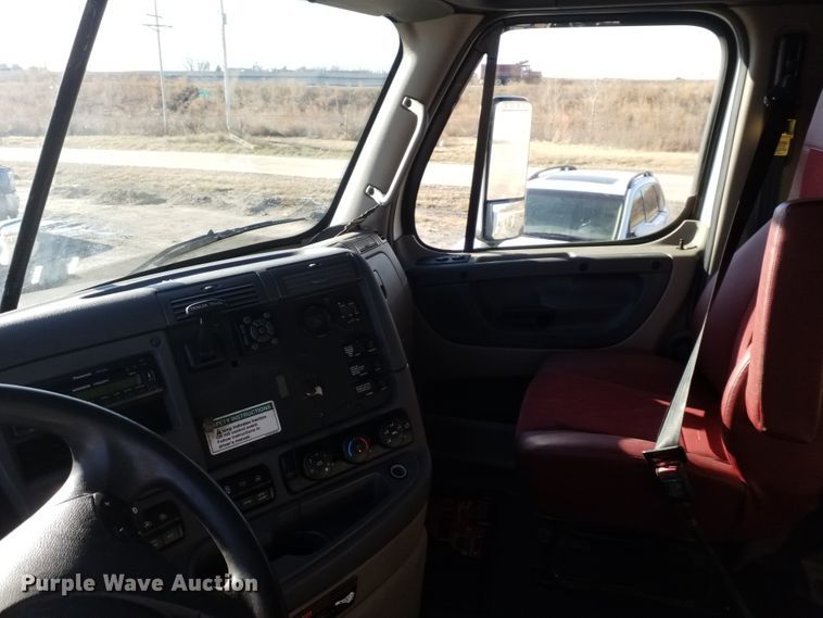 image for item GJ9194 2010 Freightliner Cascadia semi truck