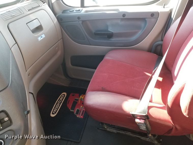 image for item GJ9194 2010 Freightliner Cascadia semi truck