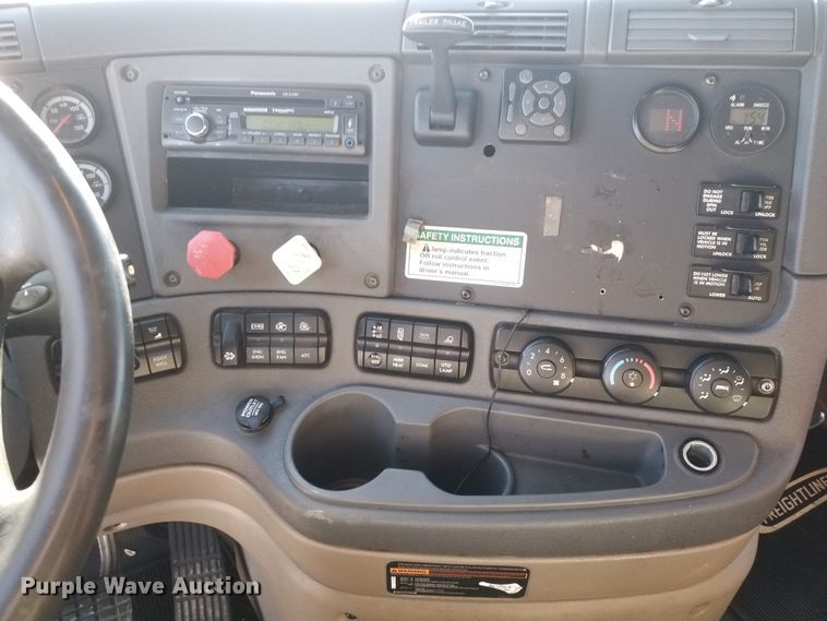 image for item GJ9194 2010 Freightliner Cascadia semi truck