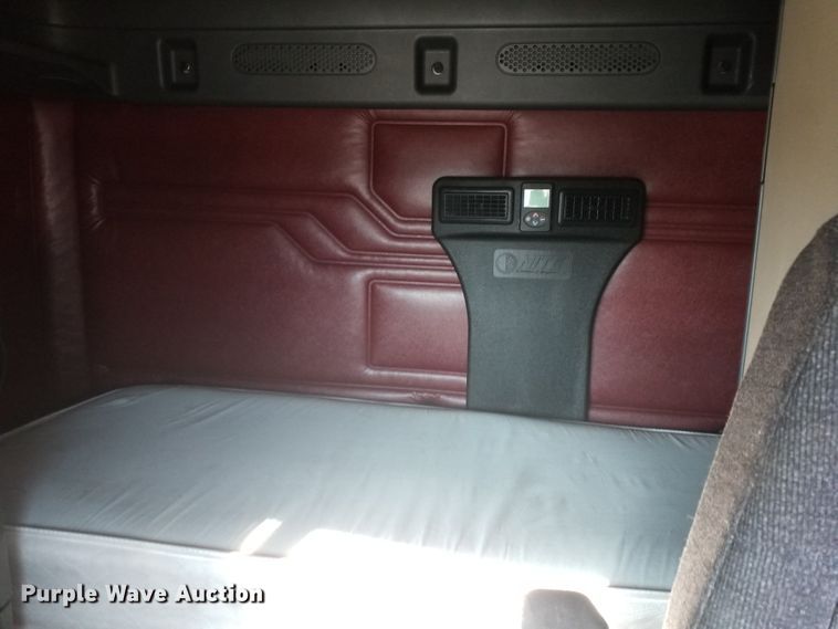 image for item GJ9194 2010 Freightliner Cascadia semi truck