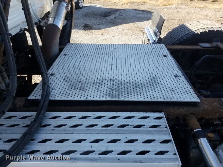 image for item GJ9194 2010 Freightliner Cascadia semi truck