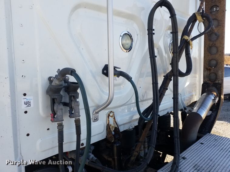 image for item GJ9194 2010 Freightliner Cascadia semi truck