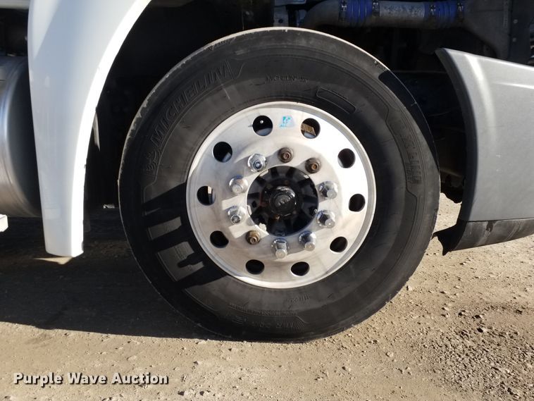 image for item GJ9194 2010 Freightliner Cascadia semi truck