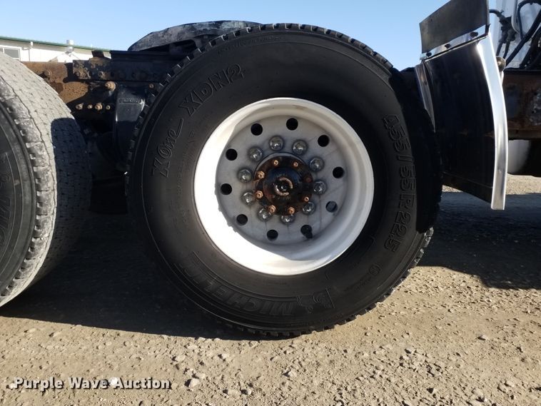 image for item GJ9194 2010 Freightliner Cascadia semi truck