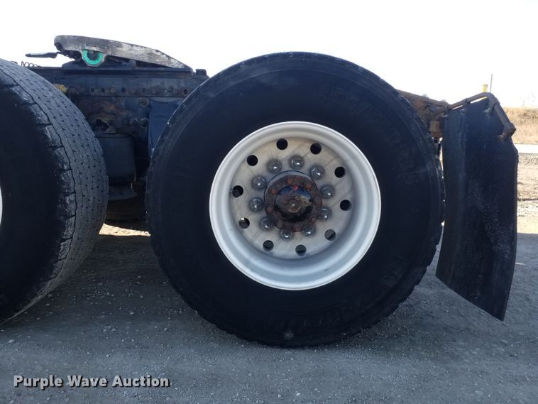 image for item GJ9194 2010 Freightliner Cascadia semi truck