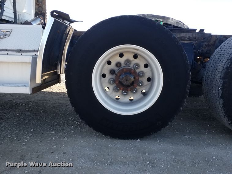 image for item GJ9194 2010 Freightliner Cascadia semi truck