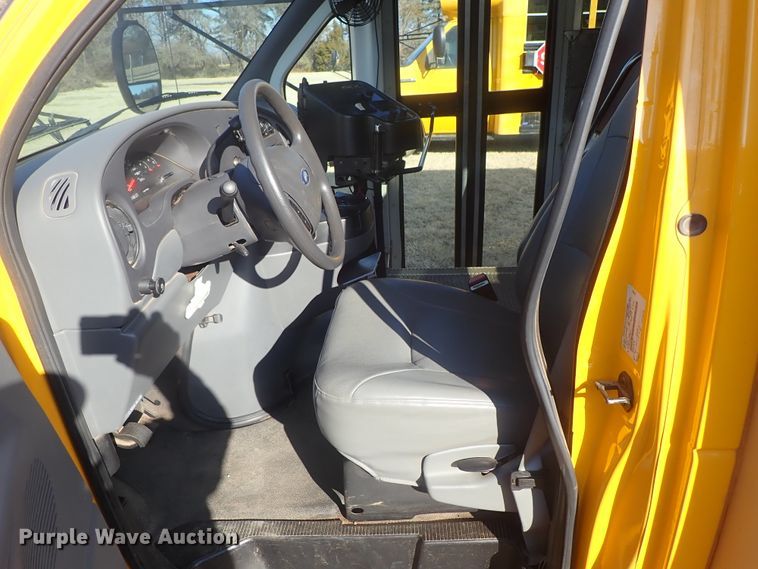 image for item DC3421 2006 Ford E450 school bus