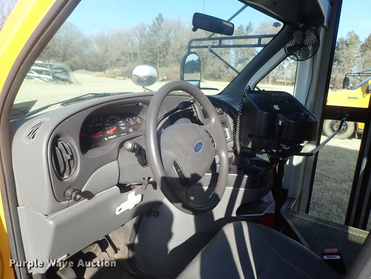 image for item DC3421 2006 Ford E450 school bus