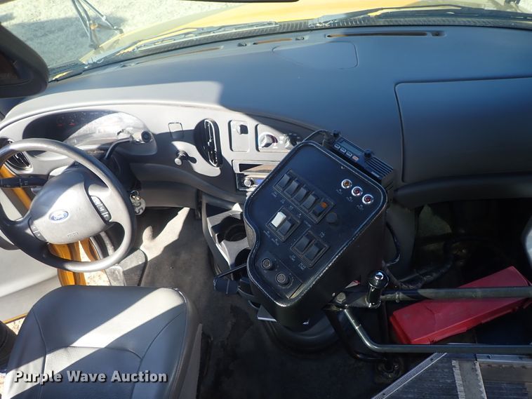 image for item DC3421 2006 Ford E450 school bus