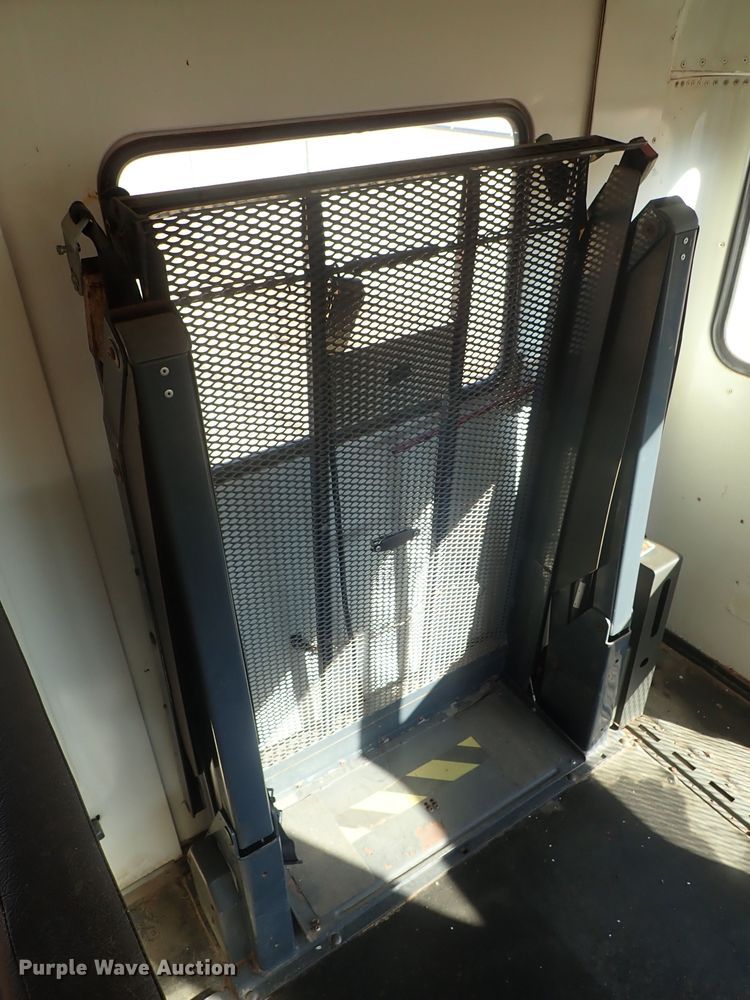 image for item DC3422 1994 Ford F700 Am Tran school bus