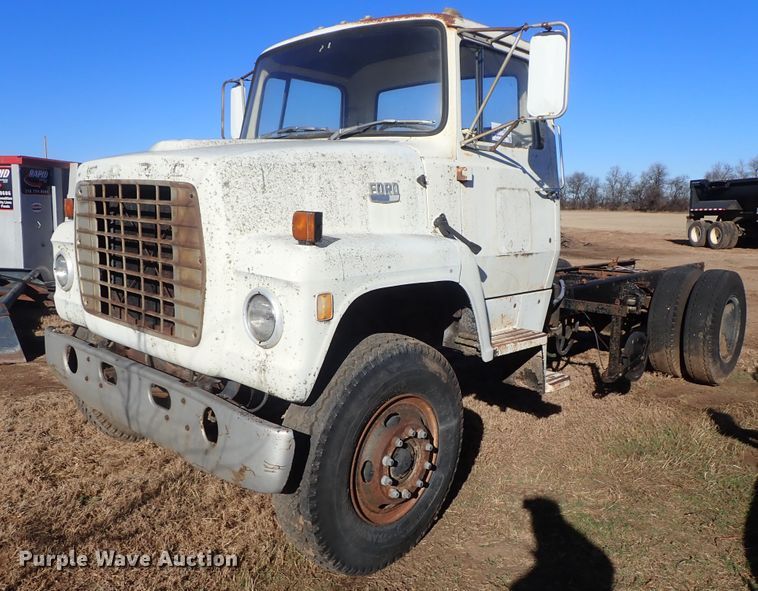 image for item DC3438 1977 Ford LN700 truck cab and chassis