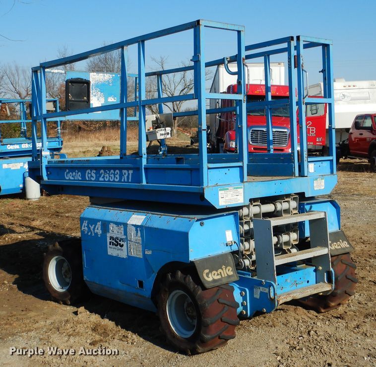 image for item DE4075 2001 Genie GS-2668RT scissor lift