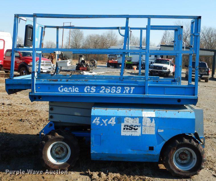 image for item DE4075 2001 Genie GS-2668RT scissor lift