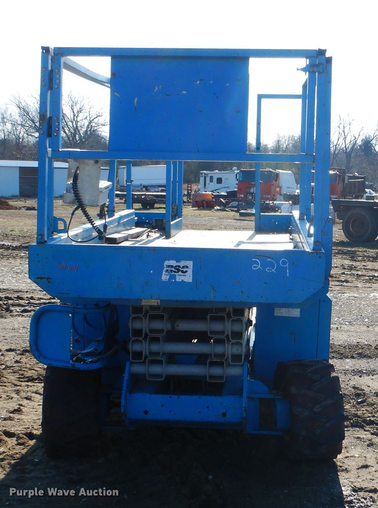 image for item DE4075 2001 Genie GS-2668RT scissor lift