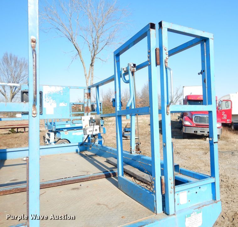 image for item DE4075 2001 Genie GS-2668RT scissor lift